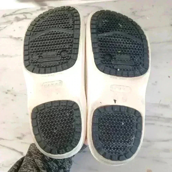 Crocs Unisex  Relaxed Fit On The Clock Work Slip On Shoe Slip Resistant M4 W6 - Picture 6 of 13